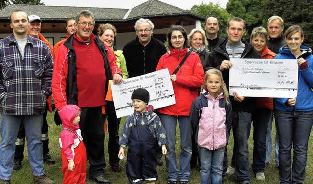 Insgesamt 500 Euro spendete das Maibau...htenkapelle und der Feuerwehr Husern.  | Foto: Siegfried Krex