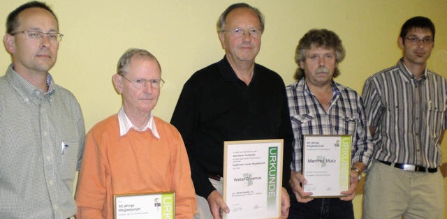 Ehrende und Geehrte ( von links): Mich...d Sascha Hessemann ( 2. Vorsitzender).  | Foto: Verein