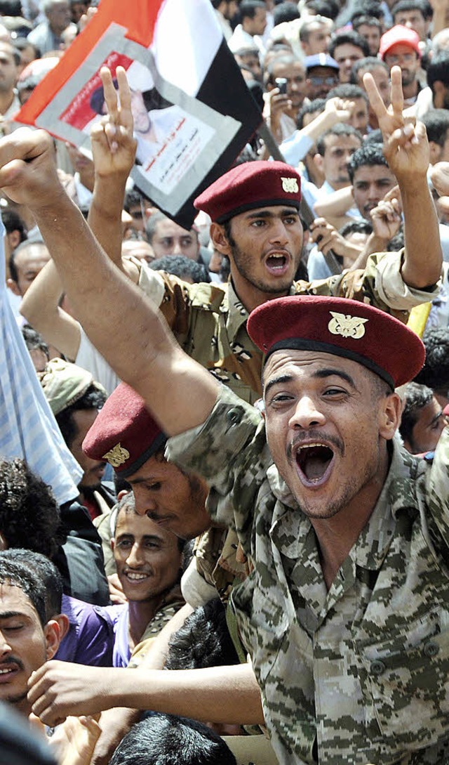 Freudentaumel: bergelaufene Soldaten feiern mit Demonstranten in Sanaa.  | Foto: DPA