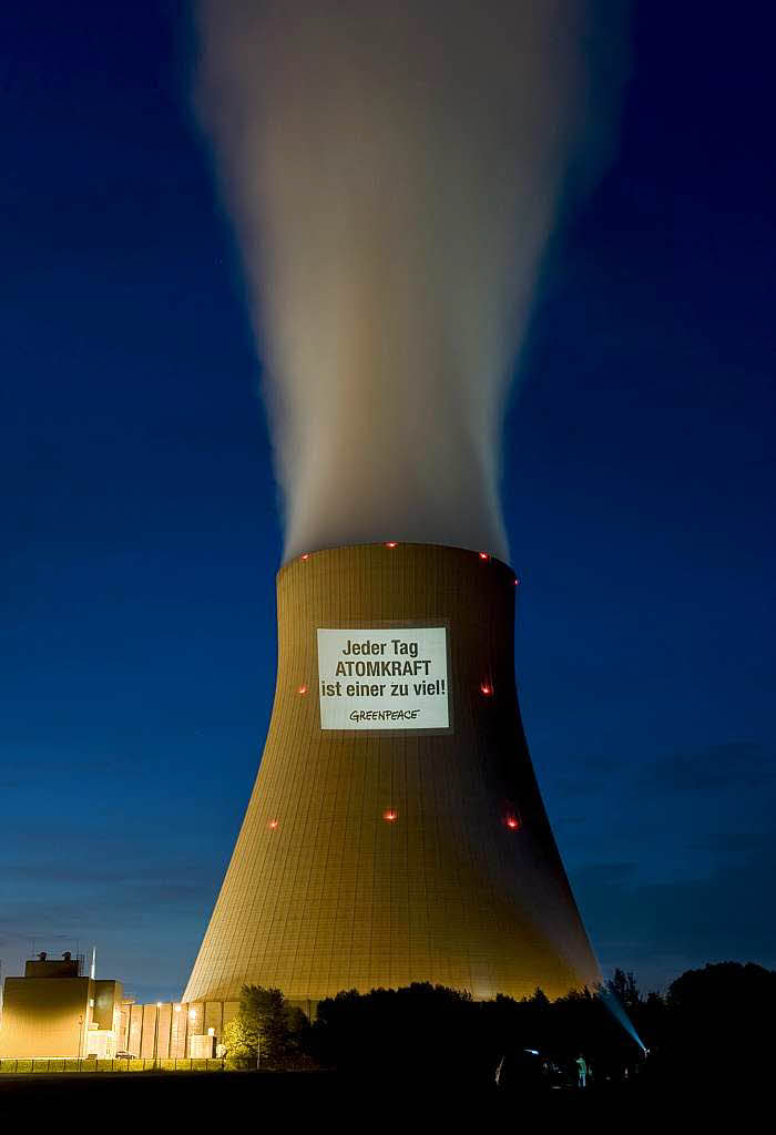 Am frhen Morgen projizieren die Atomkraftgegner ihre Forderungen an die Khltrme
