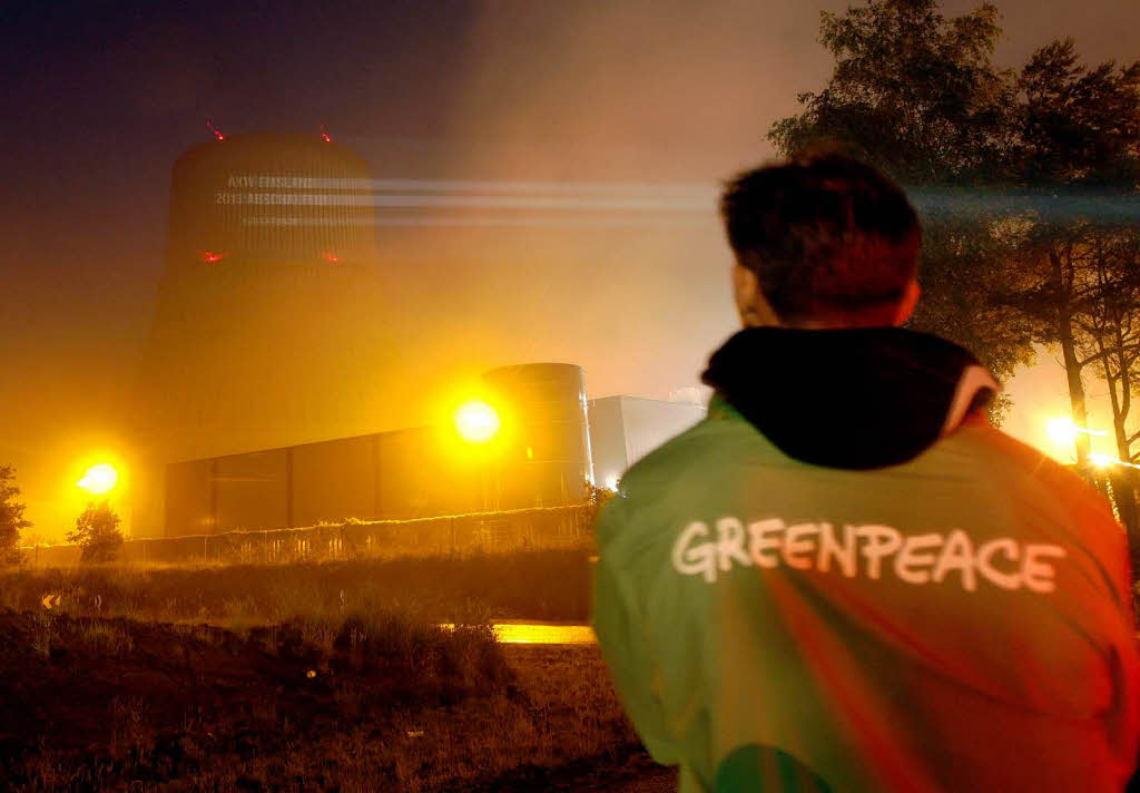 Greenpeace-Aktivisten projizieren das geforderte Abschaltdatum an den Khlturm des AKW Emsland