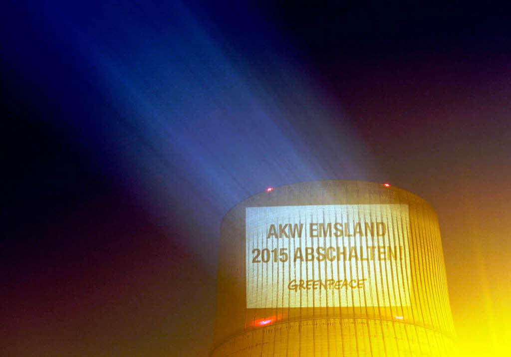 Die Aktivisten fordern Angela Merkel auf, den Atomausstieg  bis 2015 abzuschlieen.