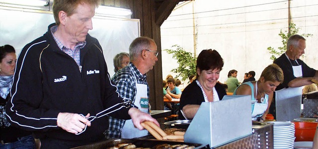 Alle Hnde voll zu tun hatten die Mitg...chen der Besucher  gerecht zu werden.   | Foto: Bruno Morath