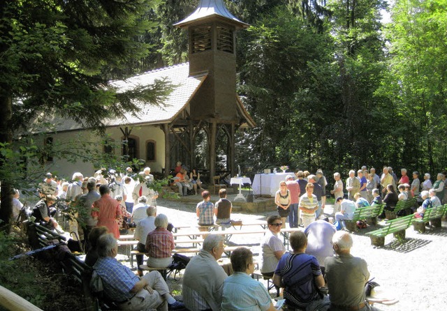 Eucharistie-Feier auf  dem Platz vor der Kapelle.   | Foto: Alfons Vgele