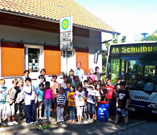 Vertreter der SWEG zeigten den Grundsc...wie whrend der Fahrt des Schulbusses.  | Foto: Manfred Burkert