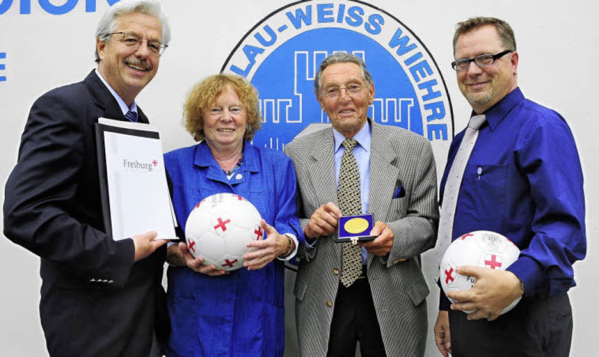 Beim  Festakt zum 100-jährigen Bestehe...SV Blau-Weiss, Uwe Pottberg (rechts).   | Foto: Thomas Kunz