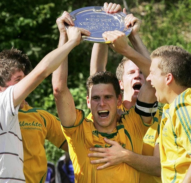 Das ist der Titel: Der Bucher Spielfh...hlachter (im Hintergrund) jubeln mit.   | Foto: Michael Neubert