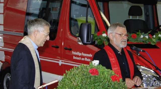 Die Weihe der neuen Feuerwehrfahrzeuge... Peter Hanselmann und Peter Klug vor.   | Foto: hans-jochen voigt