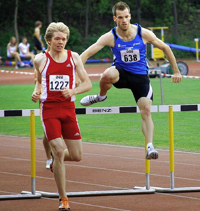 An der letzten Hrde liegt Andreas Bra...enten  Benjamin Unger (LG Karlsruhe).   | Foto:  Verein