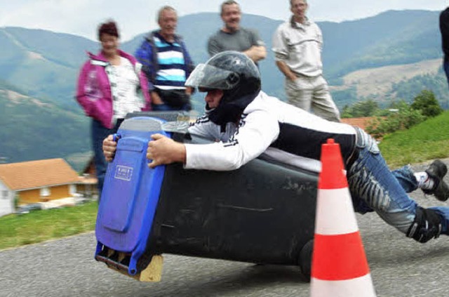 Mlltonnen als Rennfahrzeuge beim Vatertagsfest   | Foto: felix held