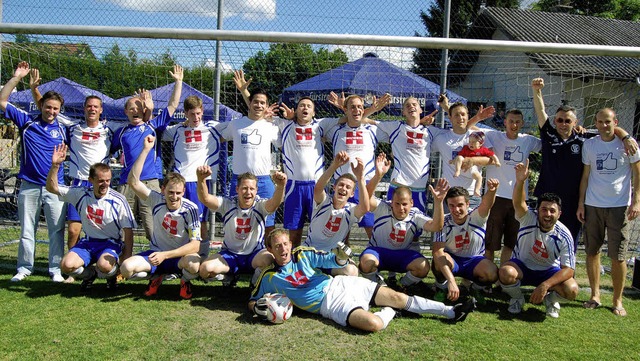 So sehen Aufsteiger aus: Die Binzger F...nks) die Rckkehr in die Kreisliga A.   | Foto: Melanie Dramac