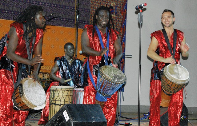 Les Frres Sambes mit Papa Sambe (Mitt...beim Afrika-Kulturtag  zum  Tanzen.     | Foto: melanie dramac