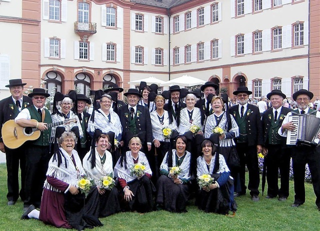 Die Ihringer Trachtengruppe vor dem Schloss Mainau  | Foto: privat