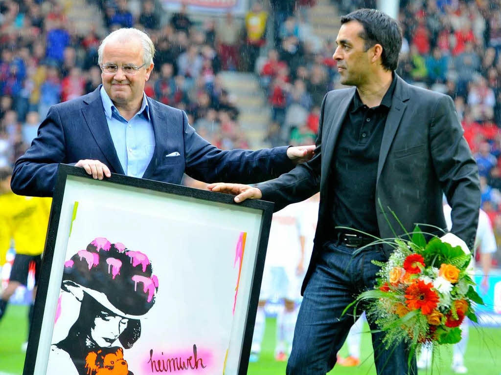Im Mainstream angekommen: Robin Dutt (rechts) nahm beim Abschied als Trainer des SC Freiburg einen Strumbel mit nach Leverkusen.