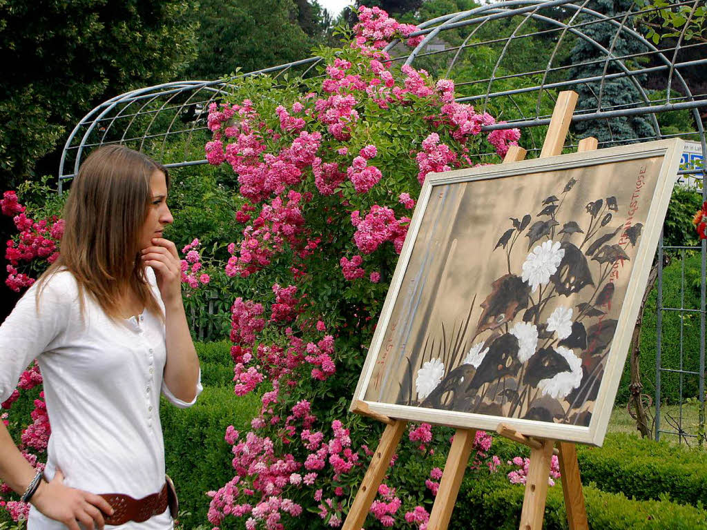 Die Ausstellung von Christian Wenzinger im privaten Rosengarten beim Finanzamt in Lahr.