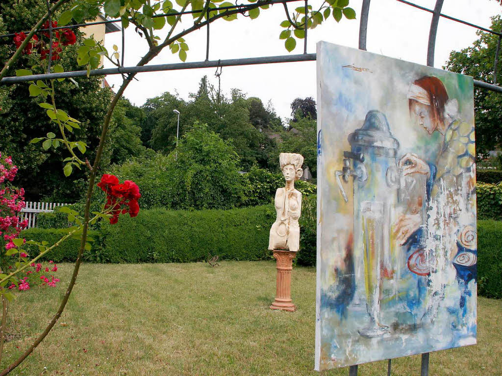 Die Ausstellung von Christian Wenzinger im privaten Rosengarten beim Finanzamt in Lahr.