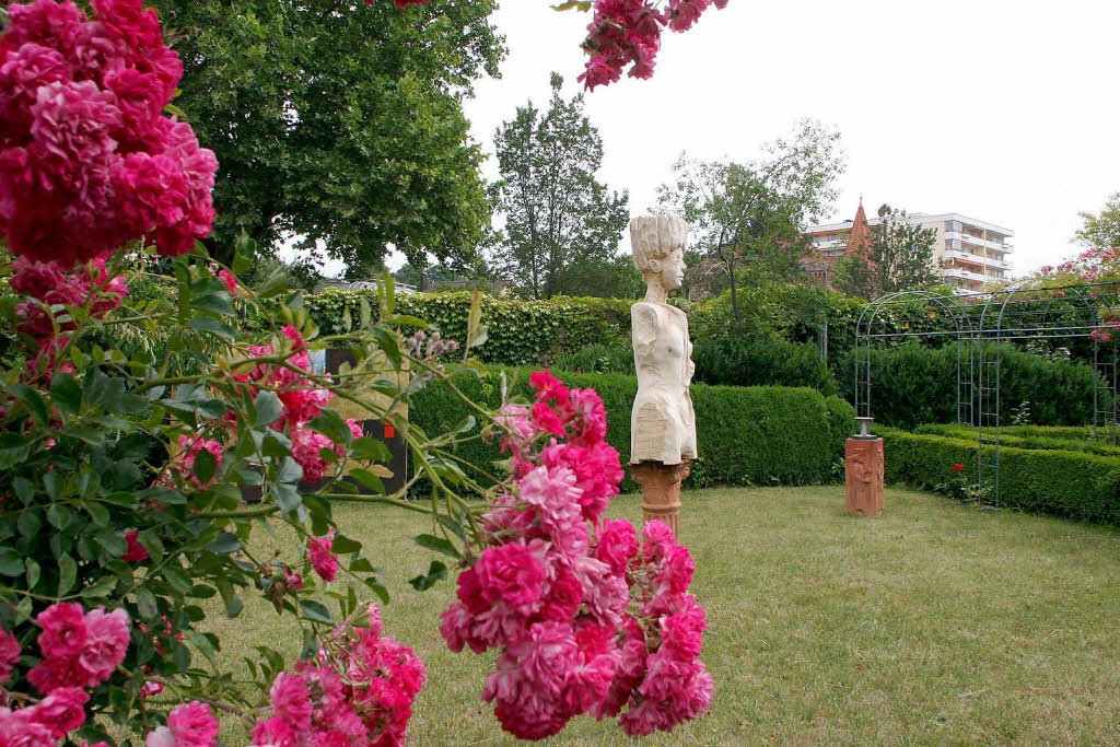 Die Ausstellung von Christian Wenzinger im privaten Rosengarten beim Finanzamt in Lahr.