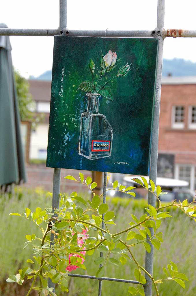 Die Ausstellung von Christian Wenzinger im privaten Rosengarten beim Finanzamt in Lahr.