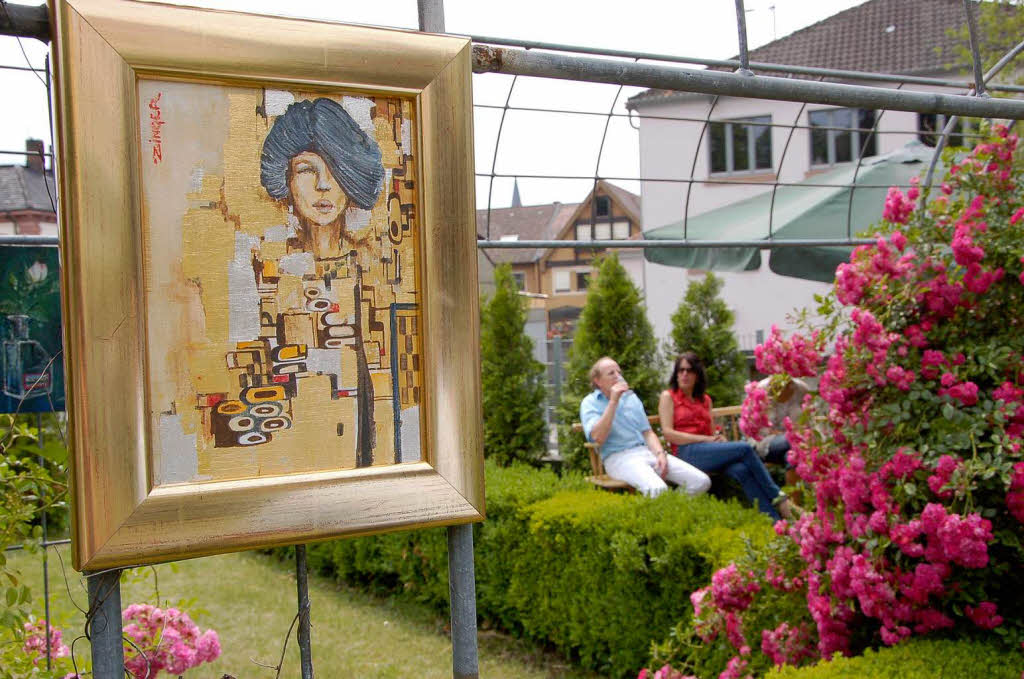 Die Ausstellung von Christian Wenzinger im privaten Rosengarten beim Finanzamt in Lahr.