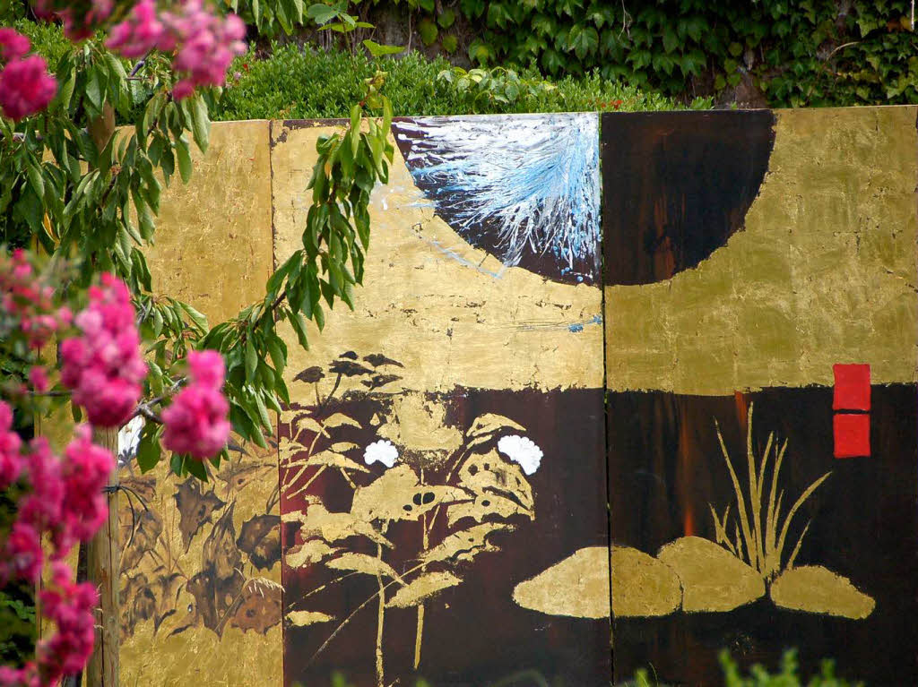 Die Ausstellung von Christian Wenzinger im privaten Rosengarten beim Finanzamt in Lahr.