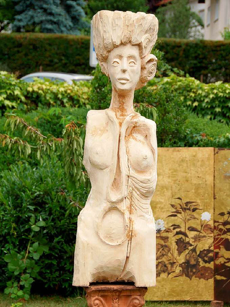 Die Ausstellung von Christian Wenzinger im privaten Rosengarten beim Finanzamt in Lahr.