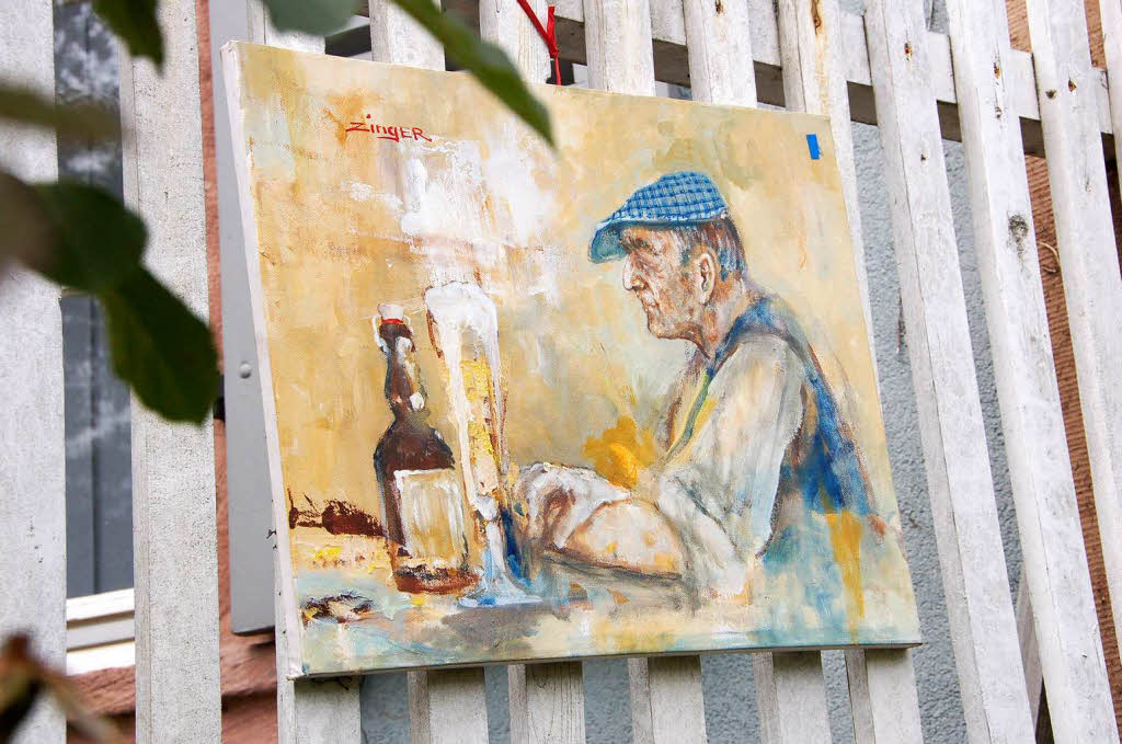 Die Ausstellung von Christian Wenzinger im privaten Rosengarten beim Finanzamt in Lahr.