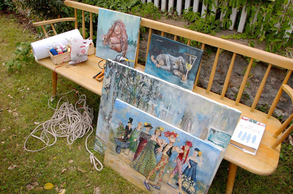 Die Ausstellung von Christian Wenzinger im privaten Rosengarten beim Finanzamt in Lahr.