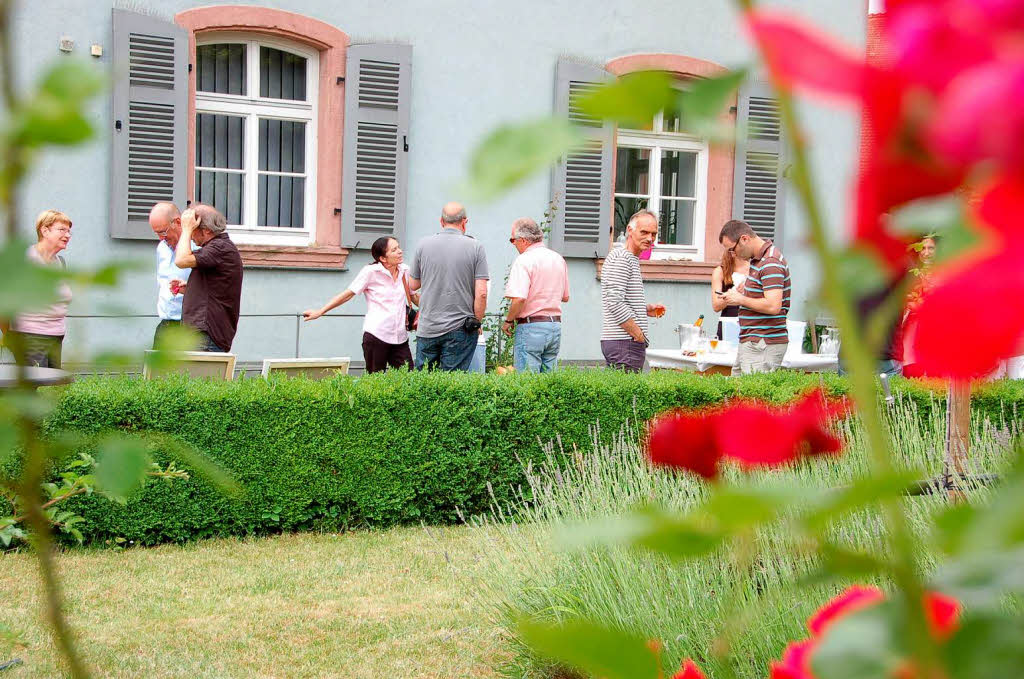 Die Ausstellung von Christian Wenzinger im privaten Rosengarten beim Finanzamt in Lahr.