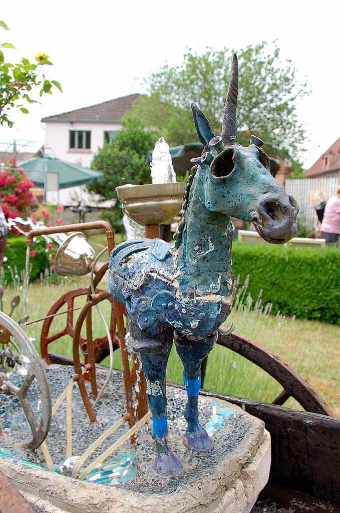 Die Ausstellung von Christian Wenzinger im privaten Rosengarten beim Finanzamt in Lahr.