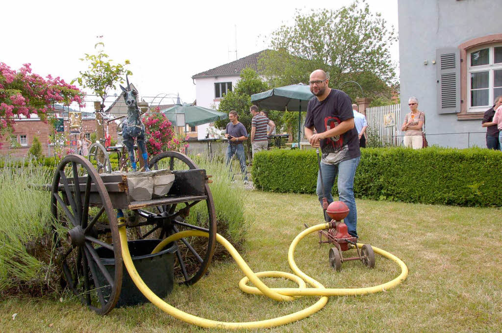 Die Ausstellung von Christian Wenzinger im privaten Rosengarten beim Finanzamt in Lahr.