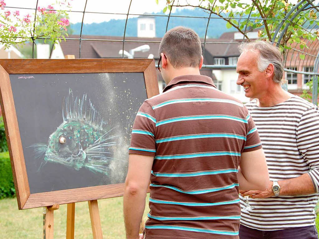 Die Ausstellung von Christian Wenzinger im privaten Rosengarten beim Finanzamt in Lahr.
