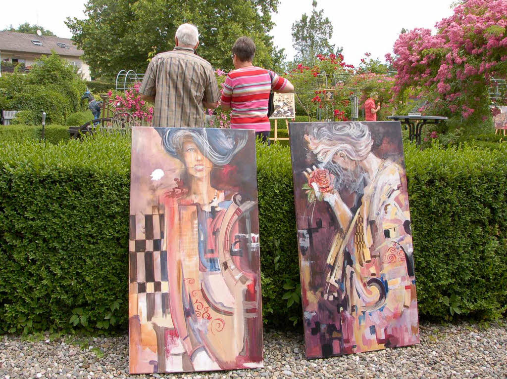 Die Ausstellung von Christian Wenzinger im privaten Rosengarten beim Finanzamt in Lahr.