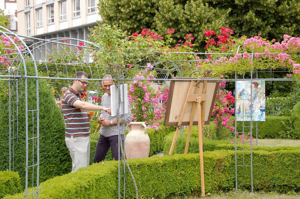 Die Ausstellung von Christian Wenzinger im privaten Rosengarten beim Finanzamt in Lahr.