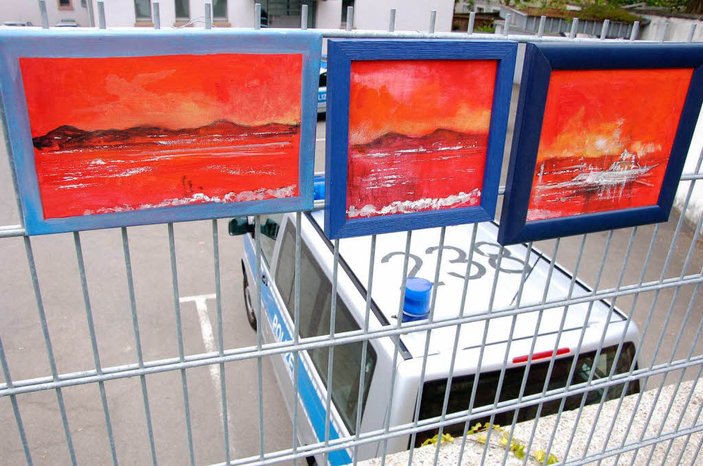Die Ausstellung von Christian Wenzinger im privaten Rosengarten beim Finanzamt in Lahr.