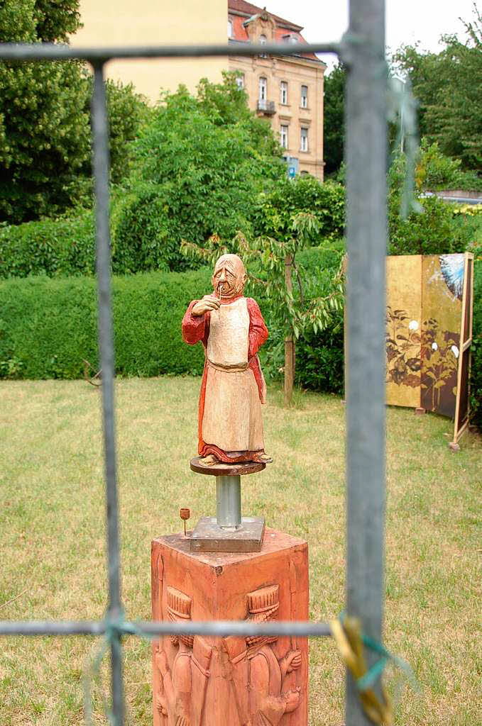 Die Ausstellung von Christian Wenzinger im privaten Rosengarten beim Finanzamt in Lahr.