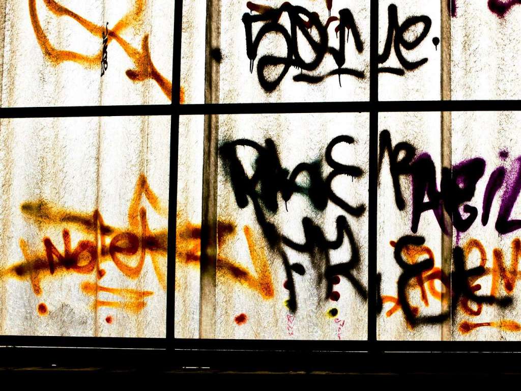Wo frher in groen Hallen Steine, Glaswolle und Rohre gelagert wurden, treffen sich nun Jugendliche, um abzuhngen oder Graffiti an die Wnde zu sprayen.