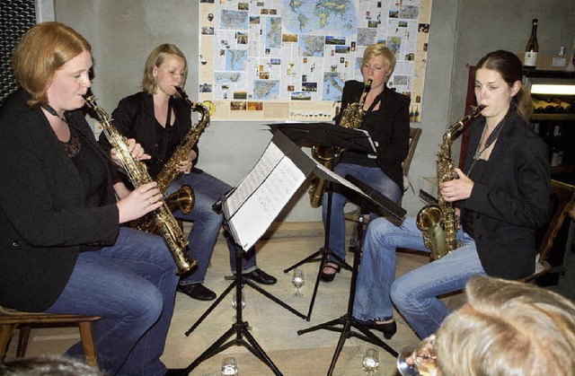 Sax im Endinger Weinlager (von links):...pich, Carolin Stertz und Maria Gddeke  | Foto: Michael Haberer