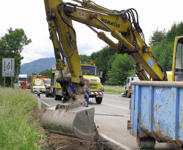 Spezialfirmen waren gestern auf der B ...n Tank eines Sattelzuges ausgelaufen.   | Foto: Monika Rombach