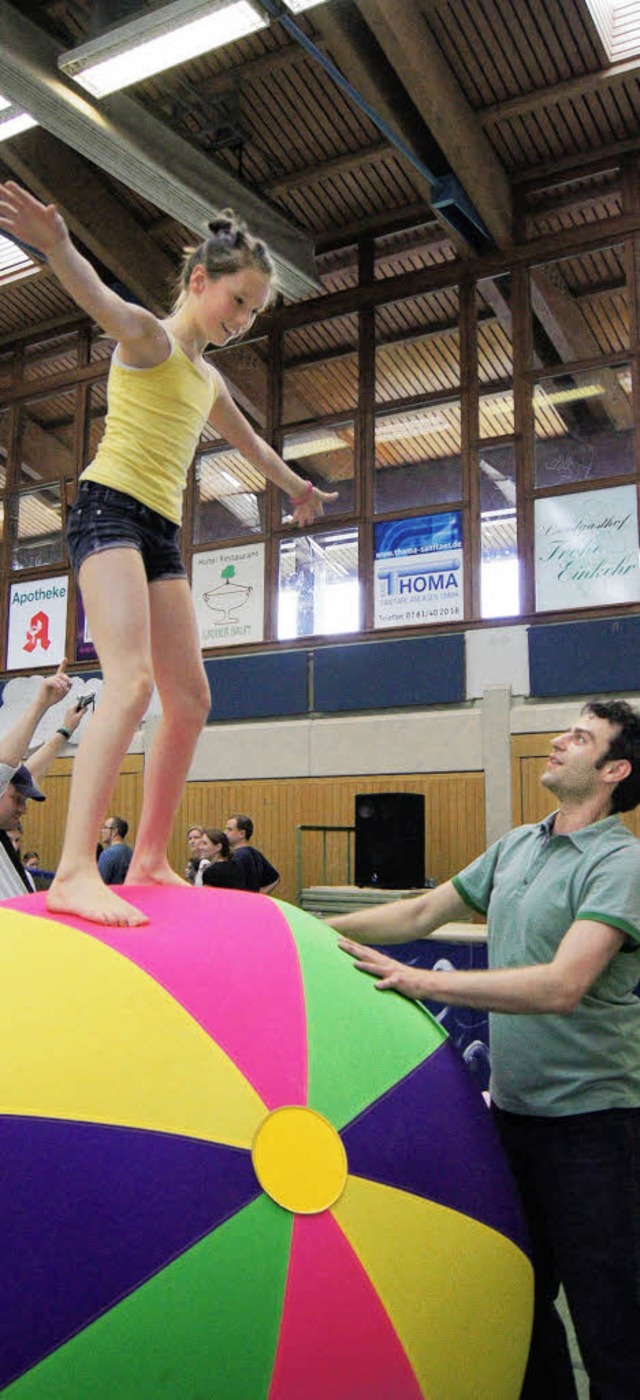 Balancieren auf dem Riesenball: Auch d... waren beim Turnfest des VfR gefragt.   | Foto: Rosenthal
