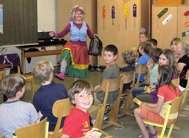 Kinderbuchautorin Judith  le Huray als... bei den Kindern der Schnbergschule.   | Foto: Julia Hein