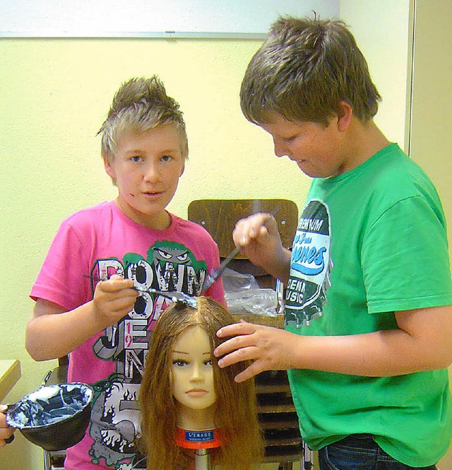 Auch Jungs versuchten sich im Frisrhandwerk und frbten Haare.  | Foto: privat