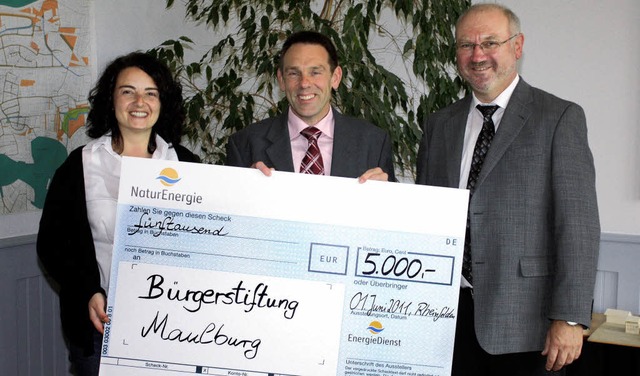 5000 Euro von Naturenergie Live  fr d...n Brgermeister Multner zum Strahlen.   | Foto: Heiner Fabry