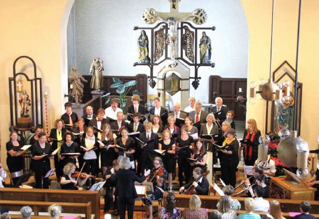 Chor, Instrumentalisten und Solisten e...in der Kirche St. Leodegar in Biengen.  | Foto: Hans Jrgen Kugler