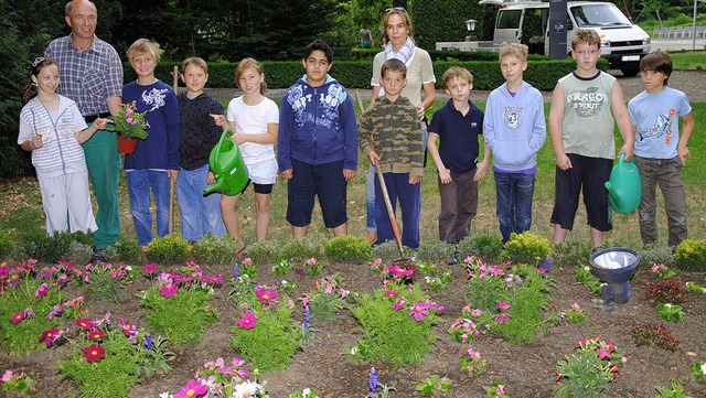 Stolz zeigt die Klasse 3 der Rudolf-Gr...blumen angelegte Beet im Schlosspark.   | Foto: Hans-Walter Mark