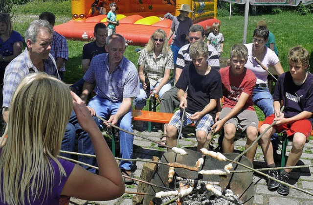 Der Schnupfverein lud am Sonntag beim ...rst zum Grillen von  Stockbrot  ein.   | Foto: Ute Aschendorf