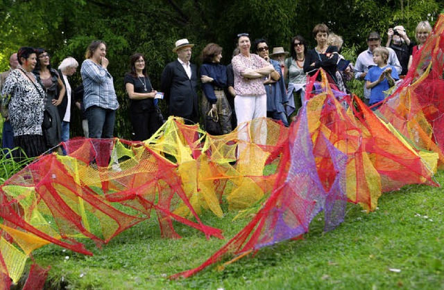 Kunst im Park: Die Besucher staunen.   | Foto: Christoph Breithaupt