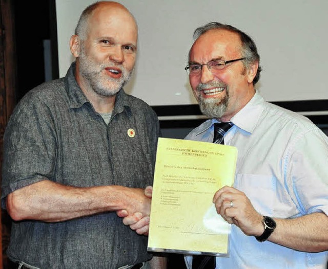 Pfarrer Joachim Knab(re) berreicht di...en an BUND-Geschftsfhrer Axel Mayer.  | Foto: Hans-E. Meidhof