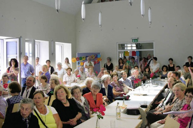 Im hellen Saal wurde die Einweihung des Gemeindehauses gefeiert.   | Foto: mario schneberg