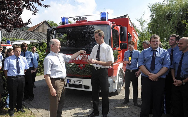 Den Schlssel fr den neuen  Gertewag...er Wehrle an Kommandant Ralf Grommek.   | Foto: Volker Mnch