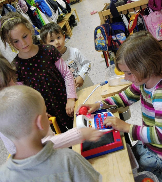 Einkaufen im Minisupermarkt &#8211; da...ier Kinder, die jnger als drei sind.   | Foto: Kathrin Blum